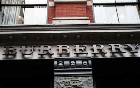 Moda, Burberry brucia prodotti invenduti per 31 milioni euro